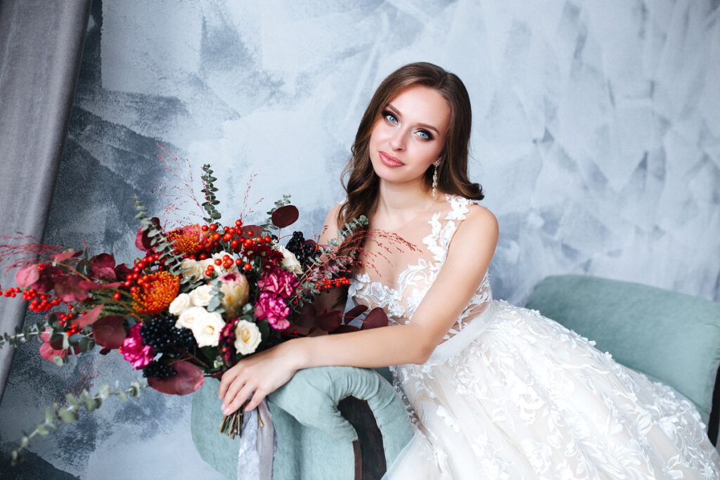Panna młoda z bukietem kwiatów w jesiennym makijażu ślubnym