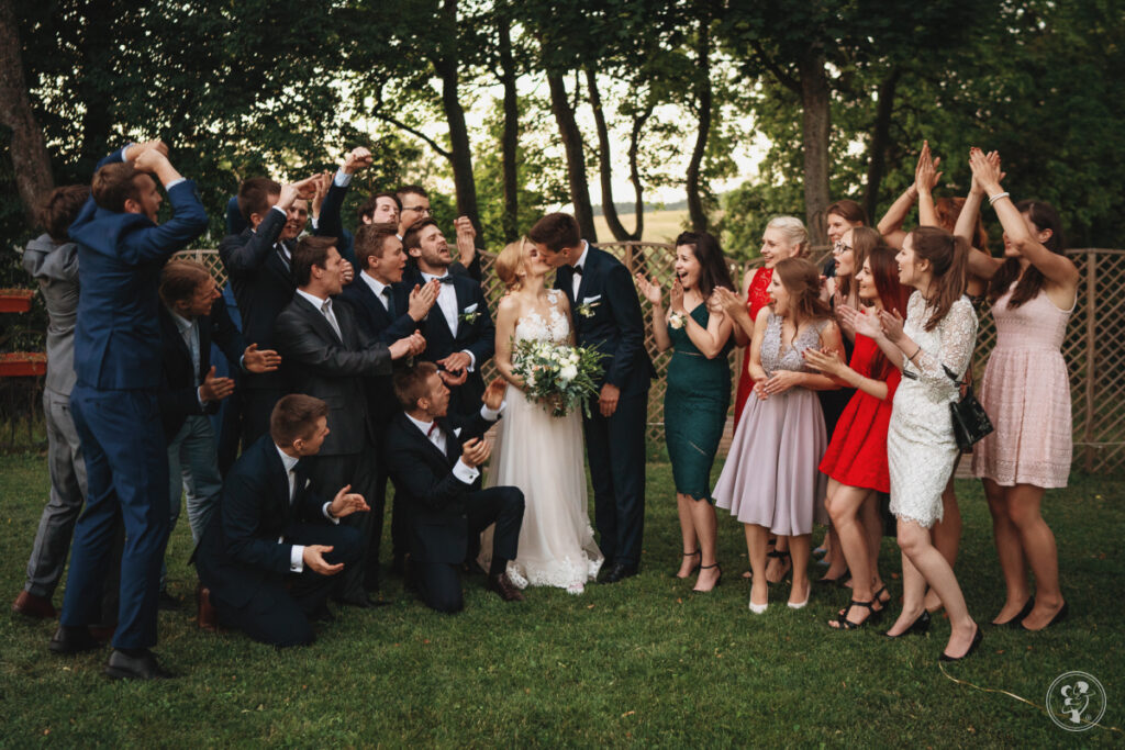 Życzenia ślubne - zdjęcie grupowe z przyjaciółmi