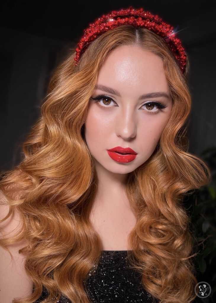 Makijaż ślubny vintage z czerwonymi ustami
 
