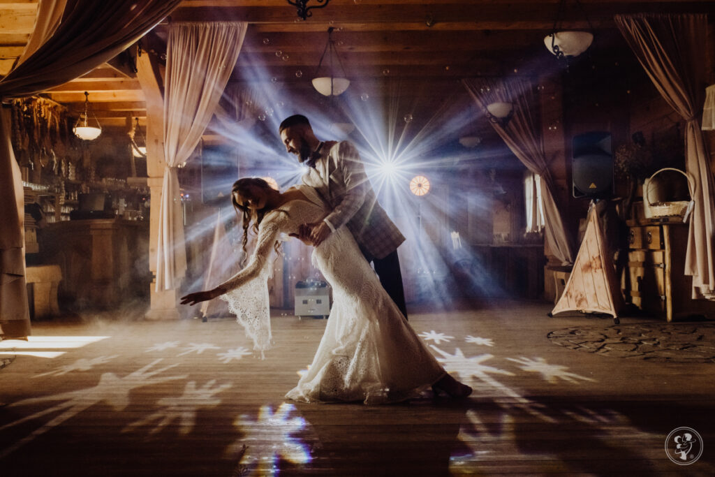Ile kosztuje DJ na wesele - dekoracje światłem podczas pierwszego tańca pary młodej
