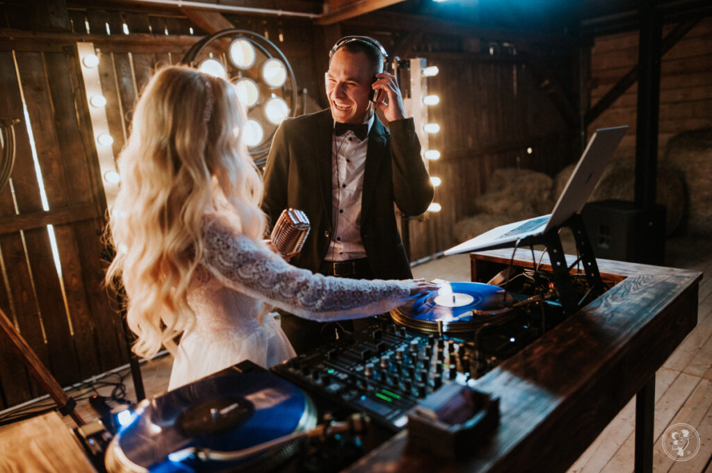 Ile kosztuje dj na wesele - para młoda bawi się za konsola DJ-a