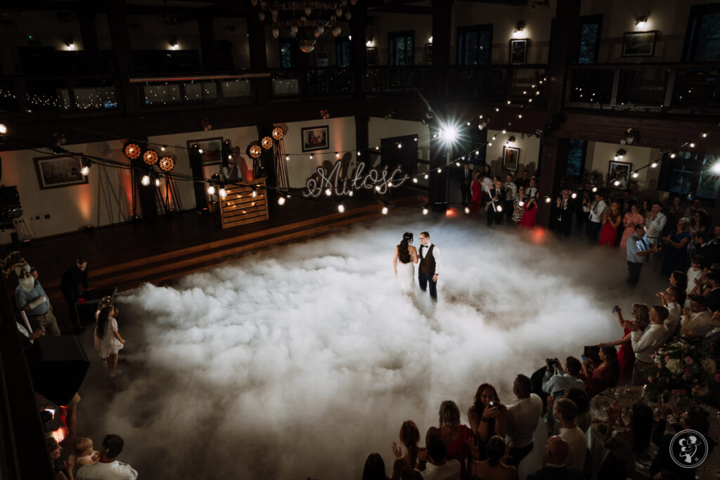 Ile kosztuje DJ na wesele - pierwszy taniec młodej pary na sali weselnej