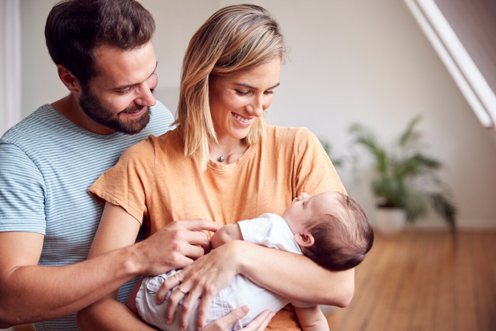 Rodzice przytulają noworodka i wymyślają najładniejsze imię dla chłopca