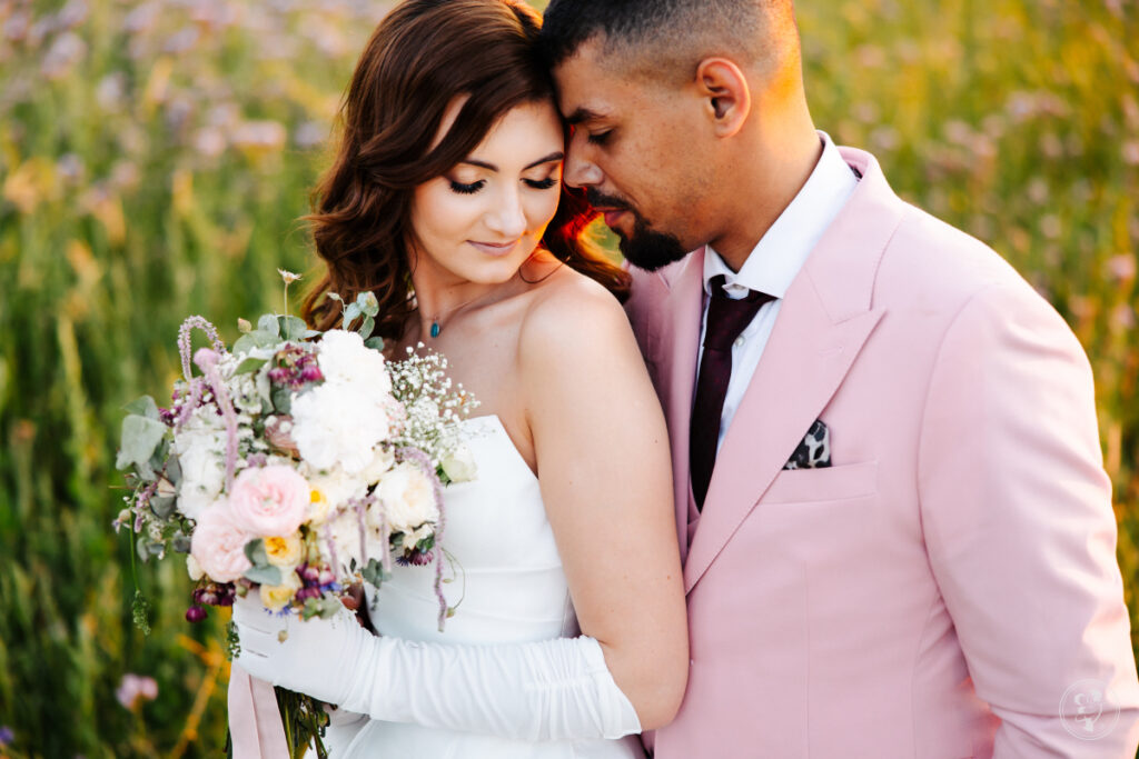 Trendy ślubne 2024 - kolorowy garnitur ślubny