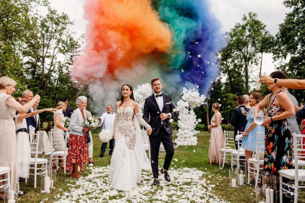Kolorowe miny dymne wybuchające podczas ślubu w plenerze