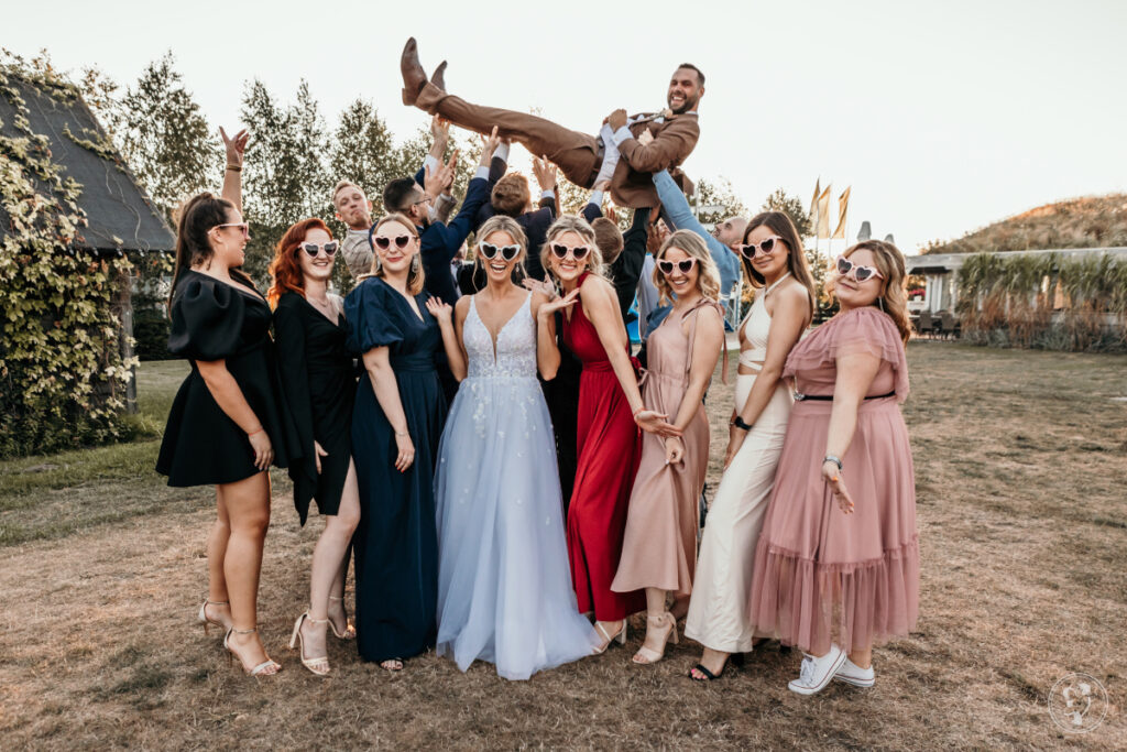 Życzenia ślubne dla przyjaciół - zdjęcie grupowe pary młodej z przyjaciółmi