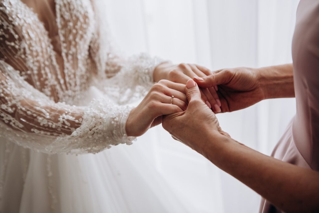 Życzenia ślubne od rodziców - splecione dłonie matki i córki