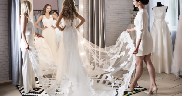 Jak się przygotować do przymiarek sukni ślubnej? Wedding planner radzi